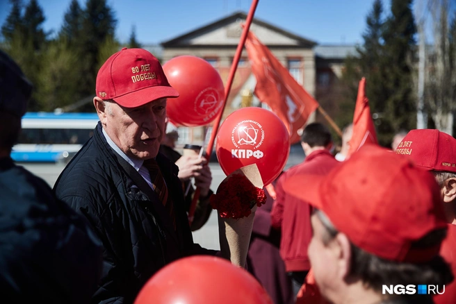 В 12:15 у монумента начался митинг | Источник: Александр Ощепков / NGS.RU