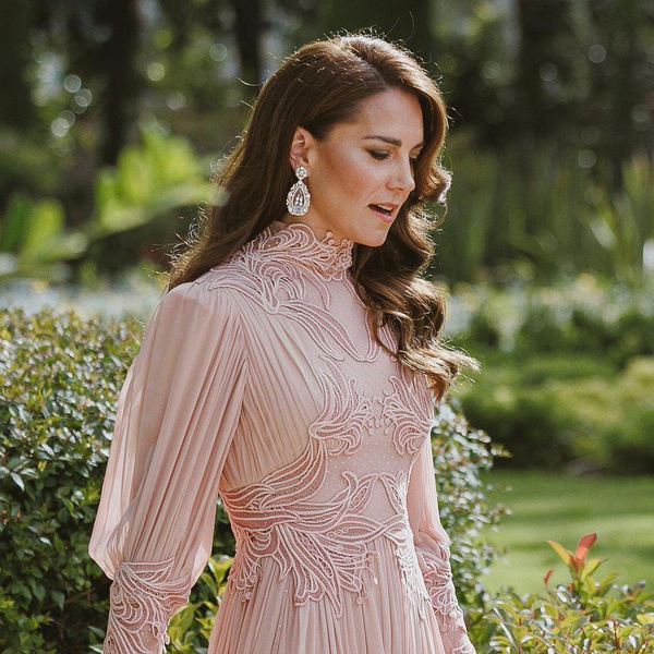 Опять нарушает правила: Кейт Миддлтон приехала на свадьбу принца Иордании в роскошном платье и выглядела красивее невесты