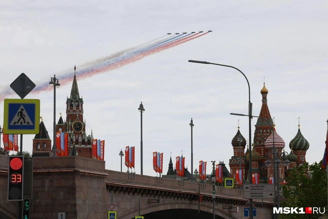 Штурмовики Су-25 окрасили небо в цвета российского триколора | Источник: Артем Устюжанин / MSK1.RU