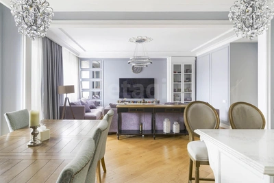 Люксовая двушка в Тюмени за 40 млн: соседи-политики