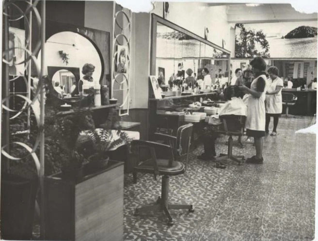 Обстановка в парикмахерской № 6 на Республики, 48 была незатейливой, как видите. Но всё чисто, аккуратно. Далекие 1970-е | Источник: Фонд МКимС, Тюмень до нашей эры / Vk.com