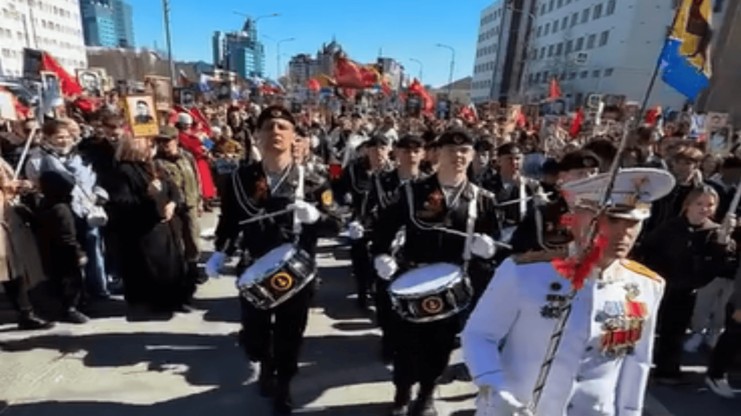 В Сургуте чиновники выгнали с площади подростков, желавших в День Победы почтить память героев ВОВ