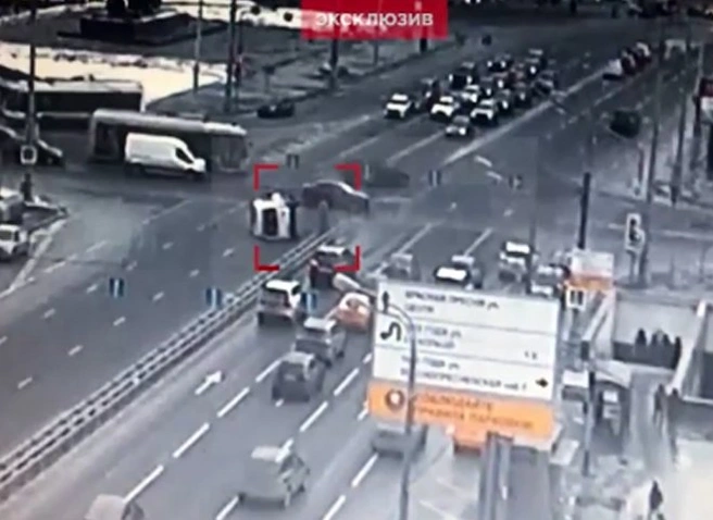 Столкновение скорой и иномарки в Москве попало на видео | ya62.ru