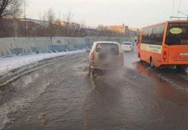 Водители рекомендуют объезжать места затопления (на фото улица Богдана Хмельницкого) | ngs55.ru