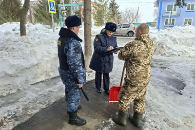За долги по алиментам мужчину заставили убирать улицы