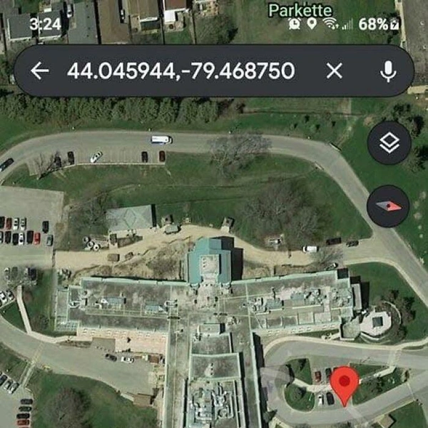 Дом, который выглядит как человек, причем точно мужского пола | Источник: Google Earth