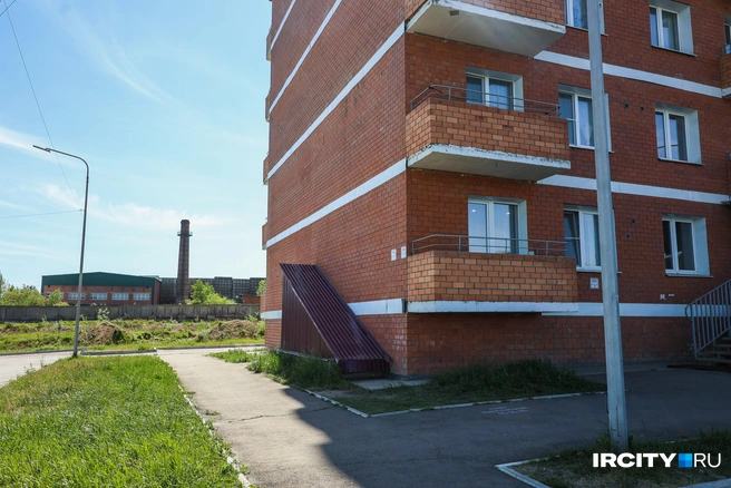 Менее чем в 100 метрах от дома находится Иркутский керамический завод. Именно его котельная отапливала многоэтажку на протяжении нескольких лет | Источник: Ксения Филимонова / «ИрСити»