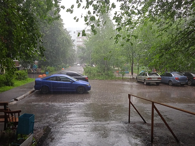 Сильный дождь затопил дворы и улицы | Источник: Дмитрий Сильнов / 173. RU