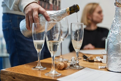 Как не выбить глаз пробкой шампанского в Новый год