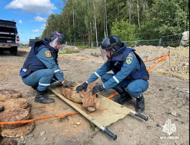 У железнодорожных путей в Ленобласти нашли 100-килограммовую авиабомбу. Её взрыв — на видео | Источник: Официальный канал МЧС Ленобласти