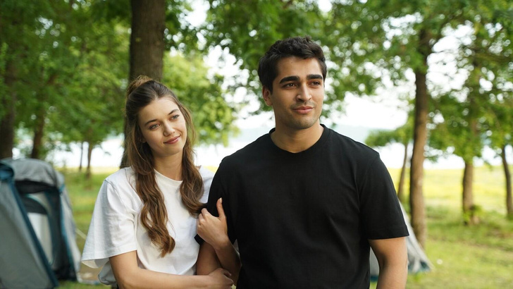 Слух дня: звезды сериала «Зимородок» Мерт Рамазан Демир и Афра Сарачоглу хотят пожениться
