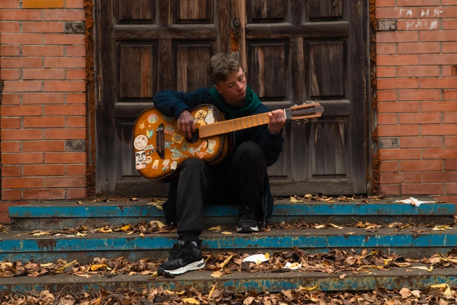 Даня со своей гитарой | Источник: Никита Шайхутдинов / NGS24.RU