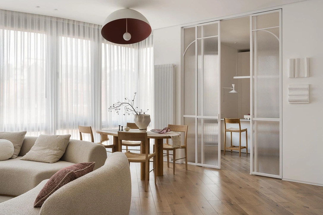 Светильник над столом, Zapazuha. Стулья, Dantone home. | Источник: Ольга Мелекесцева. Стиль: Варвара Калицкая