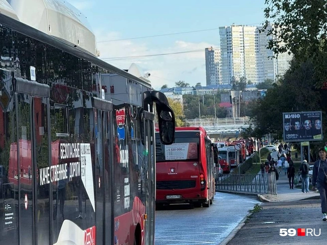 Люди выходят из автобусов, стоящих в пробке | Источник: читатель 59.RU