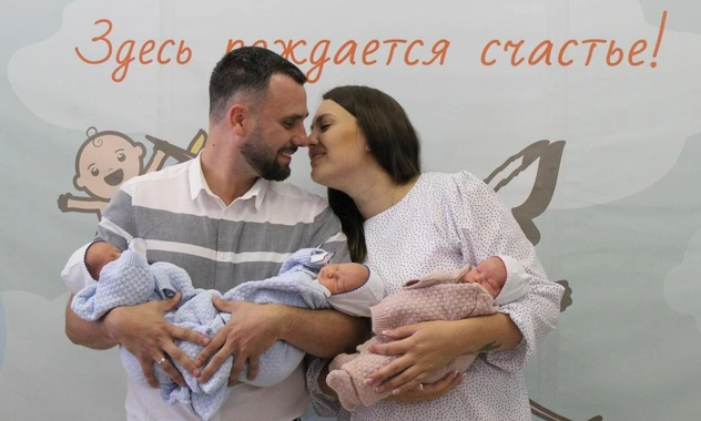 Почти 7 килограммов счастья: в Петербурге женщина родила тройню без ЭКО