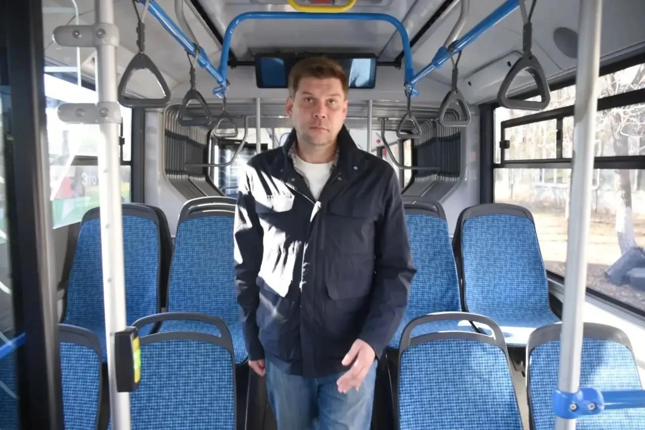 На улицы Оренбурга выйдет «гармошка» — большой автобус. Но мэр ранее говорил о том, что нужно двига…