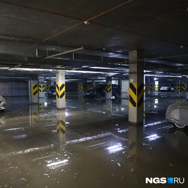 Вода затопила и подземную парковку | Источник: Александр Ощепков / NGS.RU