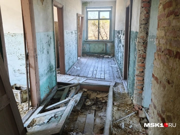 Остатки дверей на полу | Источник: Михаил Мечев / MSK1.RU