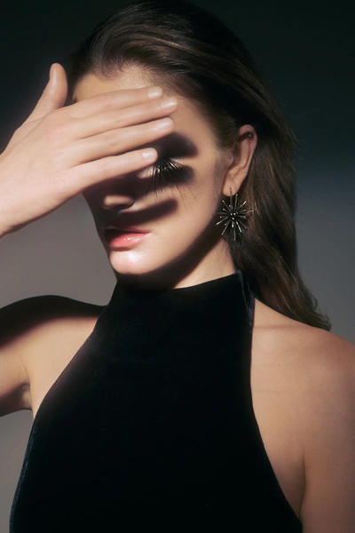 «Вселенная» 47 Store«Вселенная» — новая коллекция основательницы 47 Store Екатерины Толстой о космосе внутри нас, его бесконечности, волшебстве и ожидании перемен. Центральный символ — звезда-вспышка, звезда-фейерверк и звезда-надежда, связанная для Екатерины с ожиданием рождения дочери.Формы и текстуры коллекции отсылают к сиянию вечности и тихому, почти недостижимому спокойствию, а мотив невесомости отражает особое состояние сознания будущей матери. Люди в этой истории — небесные тела, у каждого свое свечение и собственная вселенная.