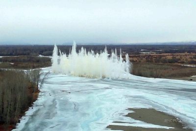 На трёх участках реки Абакан провели подрыв льда