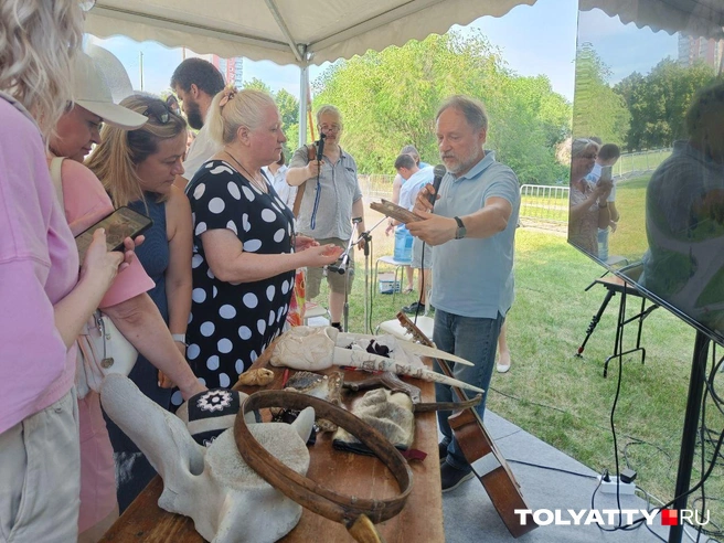 Артур Чубаркин, завсегдатай Чукотки, рассказывает и показывает, чем привыкли пользоваться жители севера России | Источник: Юлия Дроглева