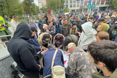 Ремонт площади у Дома молодежи: за 4 месяца лишь будка