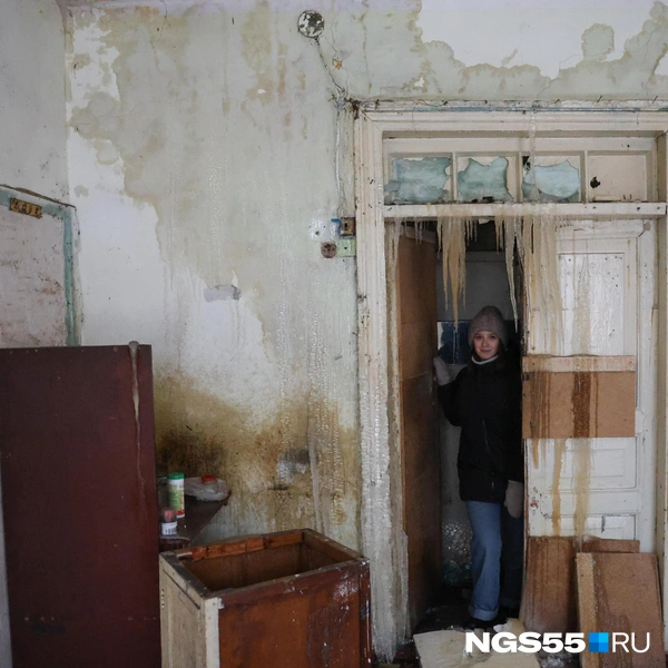 Дом выглядит настолько негостеприимно, что никакая улыбка не спасет картину, которая тебя окружает | Источник: Евгений Софийчук / NGS55.RU