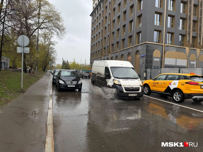 Столичные дороги покрылись лужами | Источник: Артем Обловатный / MSK1.RU