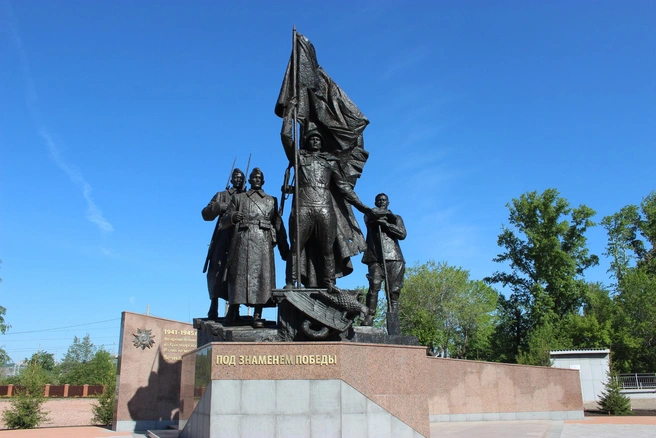 Скульптурная композиция состоит из трех частей, символизирующих три периода | Источник: ООО «Красноярский цемент»