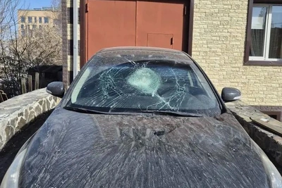 Неизвестный в Тюмени запрыгнул на машину и разбил стекло