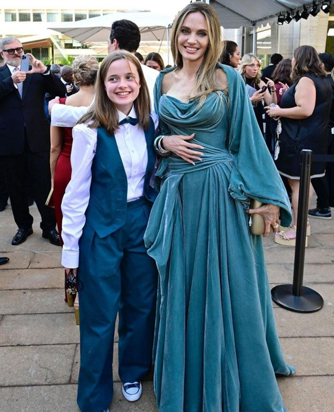 Стильный дуэт: Анджелина Джоли и ее дочь Вивьен на красной дорожке премии Tony Awards