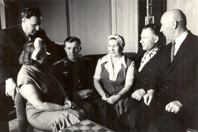 Интересно, каково это&nbsp;— беседовать с небожителем? Апрель 1961 года, Куйбышев. Снимок сделал фотограф «Волжской коммуны» А. Тихомиров | Источник: фотофонды Самарского областного госархива социально-политической истории и Центрального областного госархива