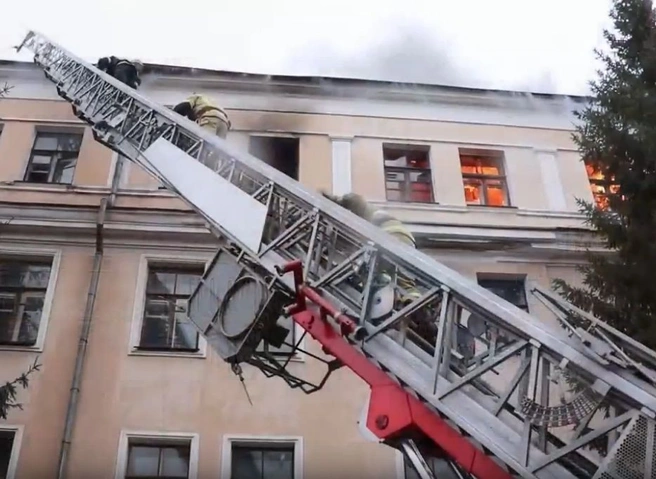 МЧС показало на видео тушение пожара в бывшем Училище связи | ya62.ru