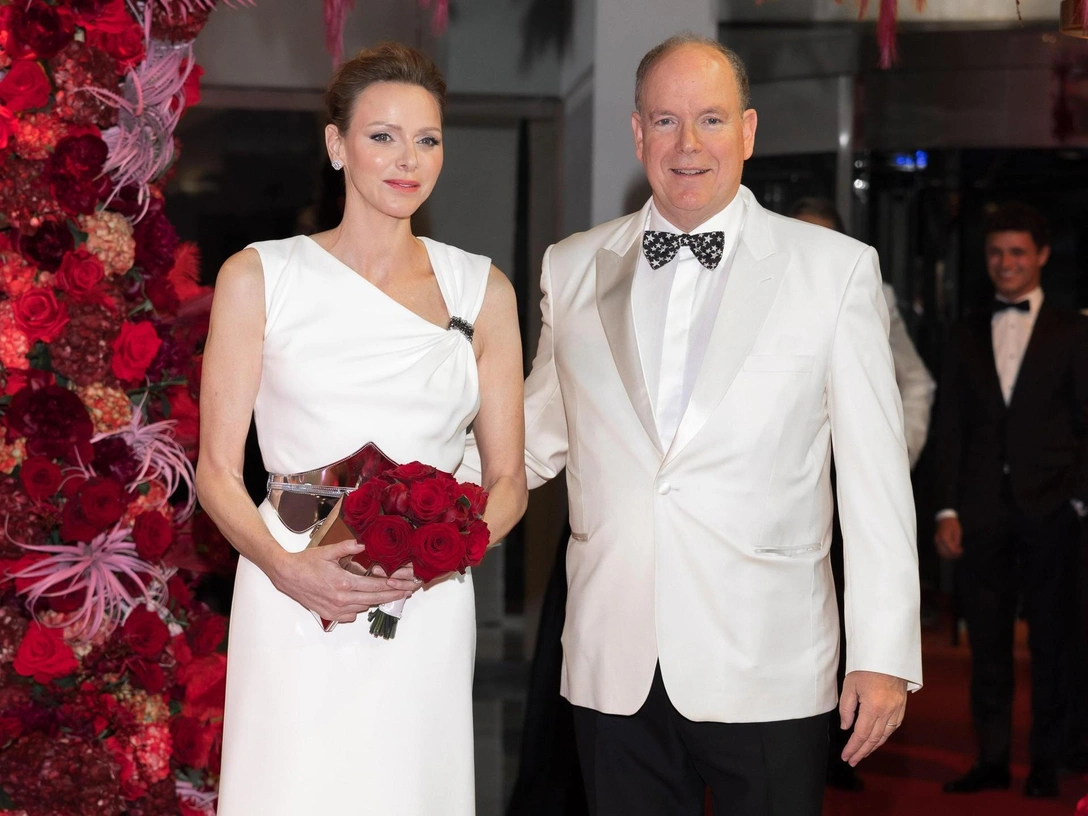 Снежная королева Монако: княгиня Шарлен и ее любовь к белым платьям в 20 фото | marieclaire.ru