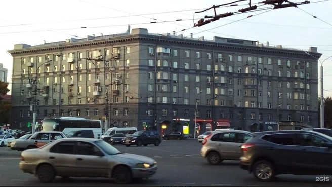 Дом, построенный в конце 1950-х, был оборудован бомбоубежищами, которые в наше время не пригодились | Источник: 2Gis / Froster1213