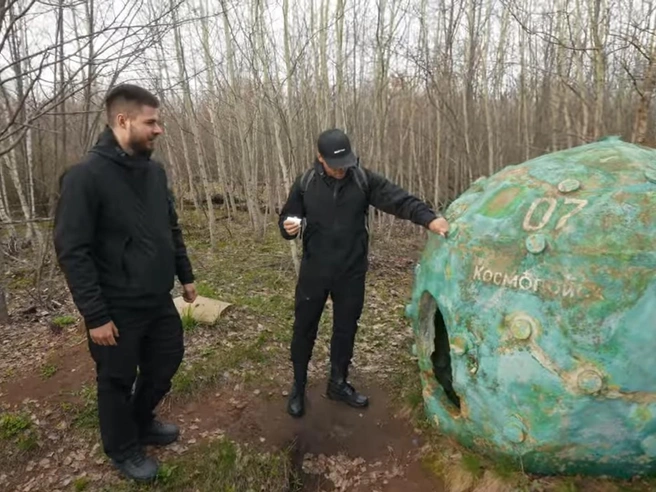 Установка «машины времени», оставленная «Космопоиском» на гряде | Источник: Алексей Столяров / YouTube