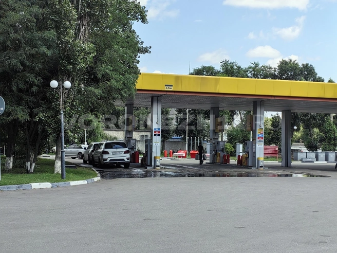 Заправляться в канистры на воронежских АЗС пока что нельзя, однако некоторые горожане игнорируют эти ограничения | Источник: Андрей Пашинский / Voronezh1.ru