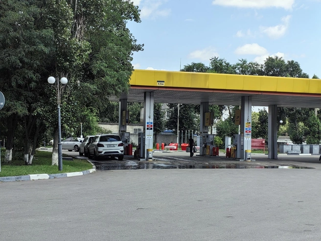 Заправляться в канистры на воронежских АЗС пока что нельзя, однако некоторые горожане игнорируют эти ограничения | Источник: Андрей Пашинский / Voronezh1.ru