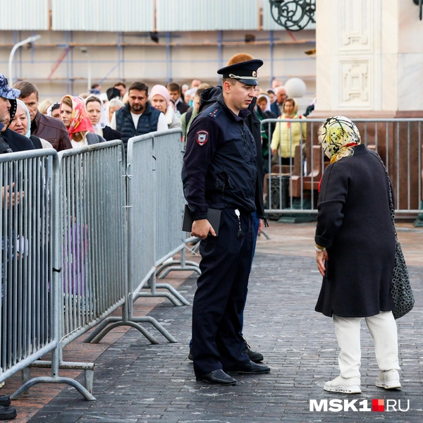 По периметру Храма Христа Спасителя выставили заборы | Источник: Артем Устюжанин / MSK1.RU
