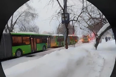 В Тюмени автобусы встали в гигантскую пробку