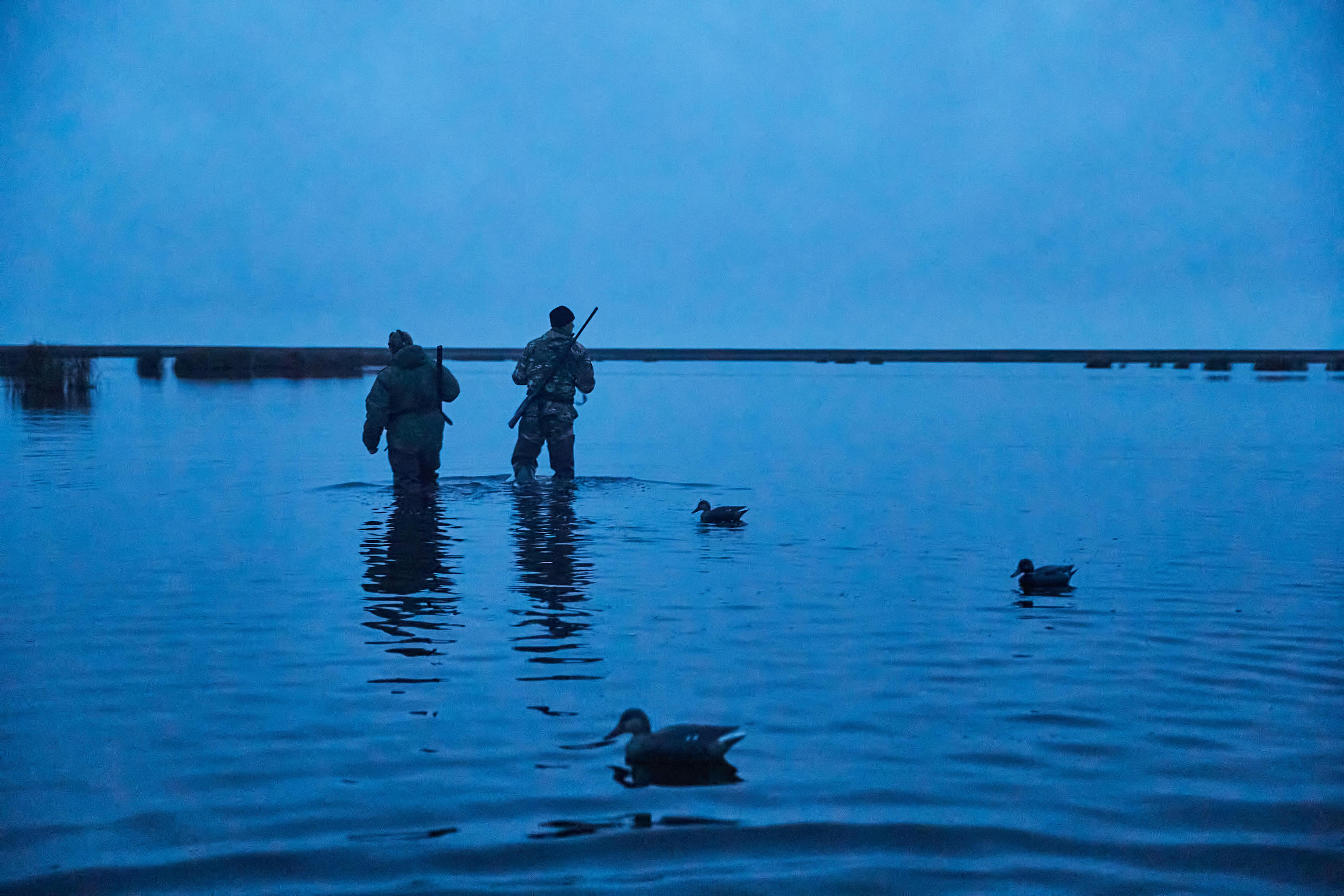 Своими глазами видел воронку. Огромный змей, вход в иной мир и другие опасности: где правда, а где вымысел в мифах об озере Чаны
