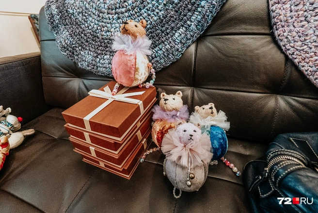 А это новогодние игрушки-мишки. Выглядят необычно и очень нарядно | Источник: Илья Чикотин / 72.RU