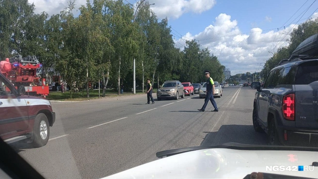 Выходы вновь заблокированы, вывели 900 человек. Пожар в ТРЦ «Лапландия» в Кемерове — онлайн-трансляция | Источник: Александр Левчук / NGS42.RU