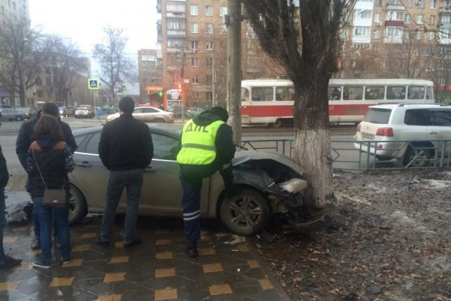 В Самаре около остановки «Первомайская» иномарка влетела в дерево | 63.ru