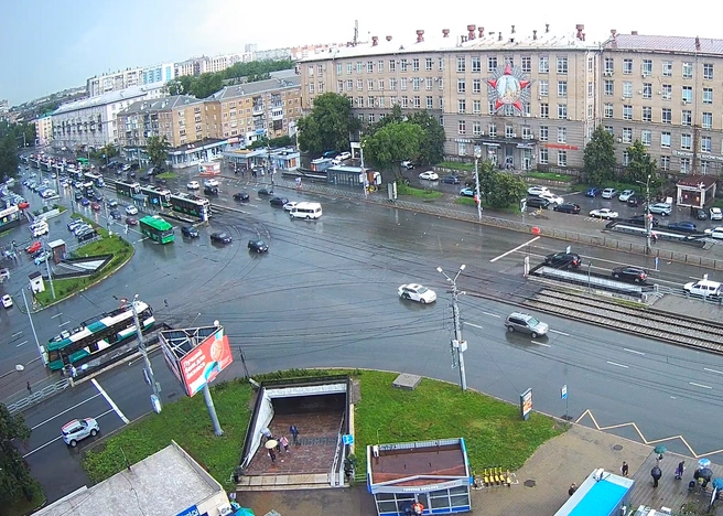 Вереница вагонов выстроилась на проспекте Победы | Источник: камера «Интерсвязи»