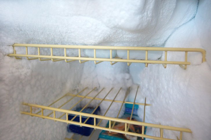 Почему намерзает лед на задней стенке холодильника