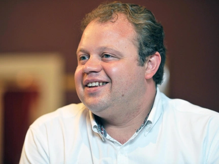 Похудел на 22 кило, обидел Бузову, но играет с ней в спектакле. «Уездный город» Евгения Никишина