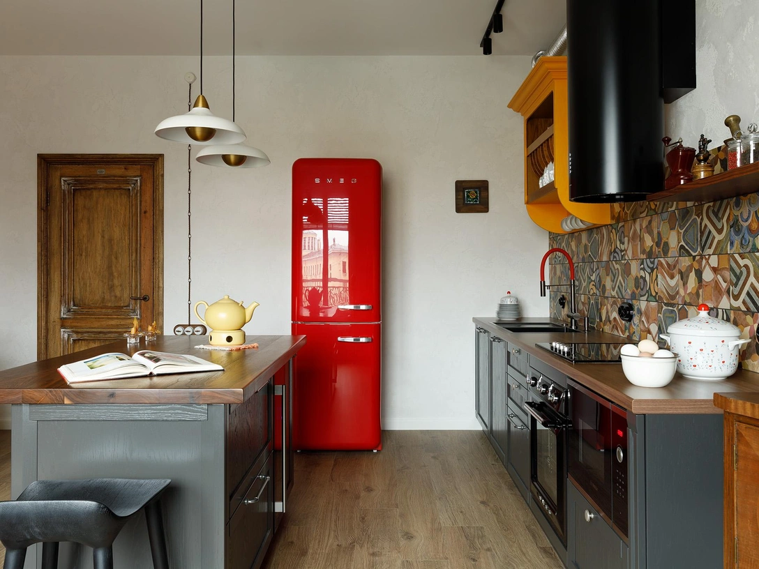 Кухня. Холодильник, Smeg. Межкомнатные двери изготовлены на мануфактуре Doors Brothers. | Источник: Иван Сорокин. Стиль: Анна Крутолевич