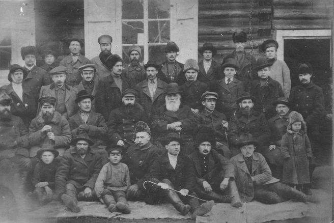 Яков Черных - в центре | Источник: Фотография с сайта библиотеки им. Радищиева