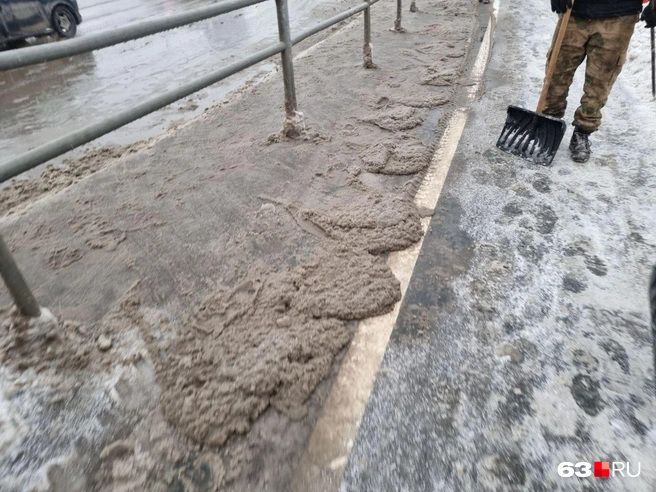 Натекло много воды, теперь она превратилась в коричневую жижу  | Источник: Роман Данилкин / 63.RU 